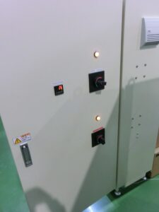 入力電源が２系統の（主電源とバックアップ電源）実際の電気制御盤の写真