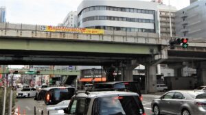いつも渋滞している吹田市江坂の交差点の写真