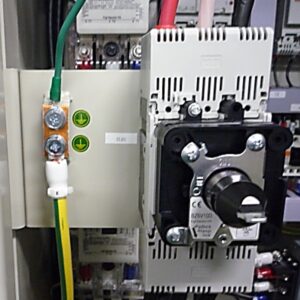 メインブレーカー近傍にPE 端子台 (PE ターミナル) の例の写真