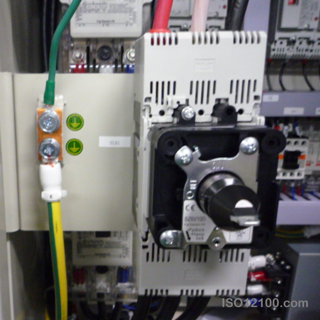 IEC 60204-1 に適合した外部からの保護導体(protective conductor) の接続、かつ、危険電圧の充電部にIP2X (フィンガープロテクション）の保護をメインブレーカーへ取り付け
